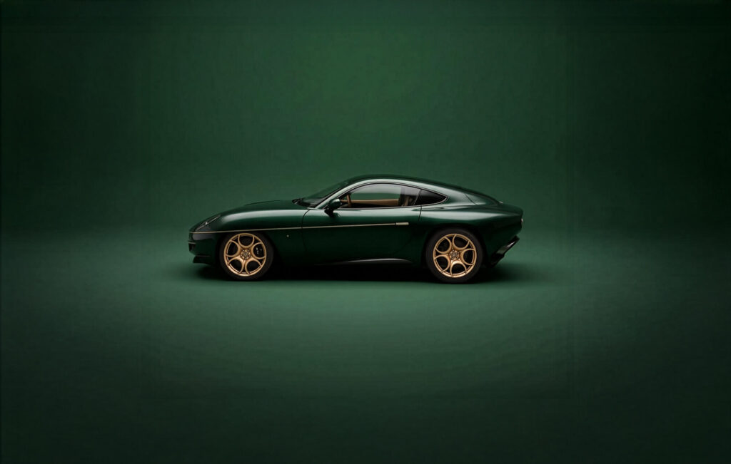 Alfa Romeo Disco Volante con cambio manual en un fondo verde