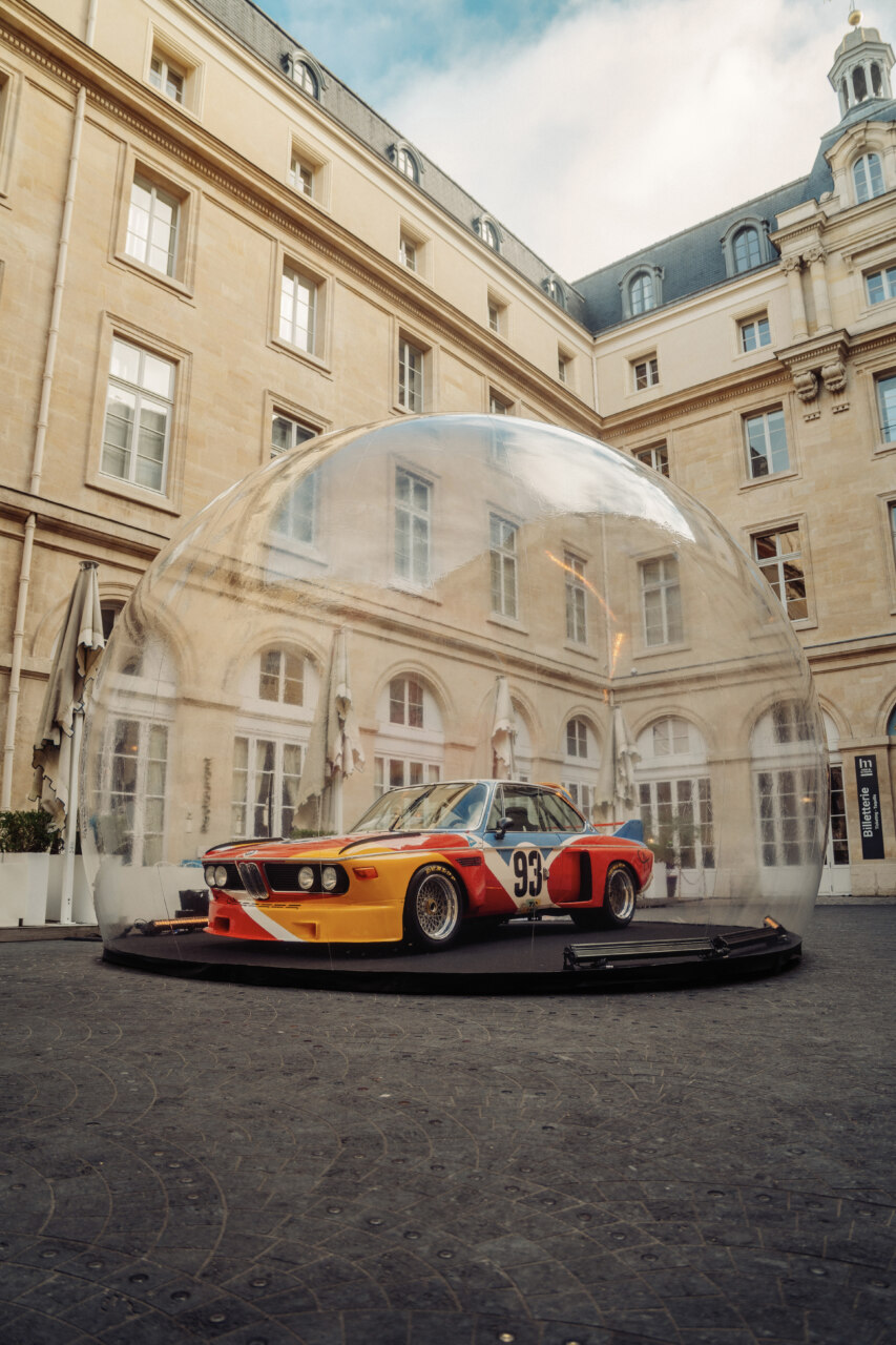 BMW Art Car de Calder en exposición en París bajo una cúpula de vidrio