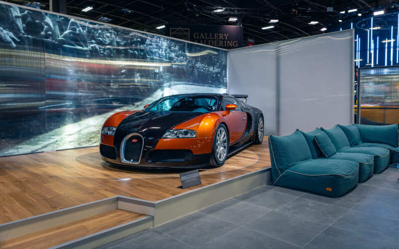 Un Bugatti Veyron exhibido en Rétromobile París 2026 con fondo iluminado.