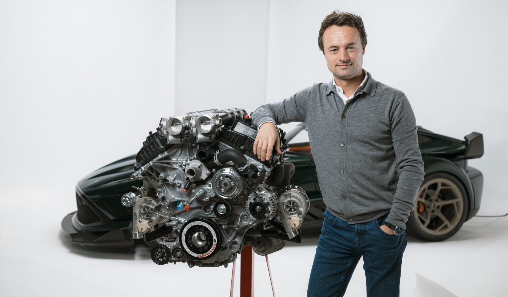 Motor del Donkervoort P24RS con un hombre posando junto a él