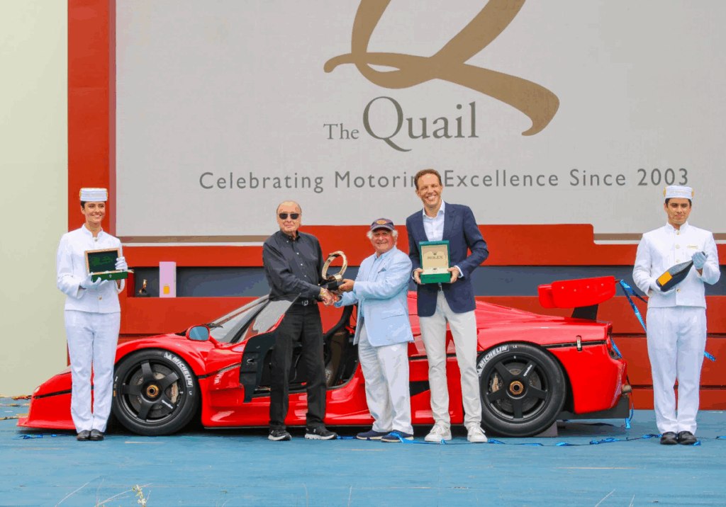 Ferrari F50 GT en el evento The Quail con ganadores y trofeos
