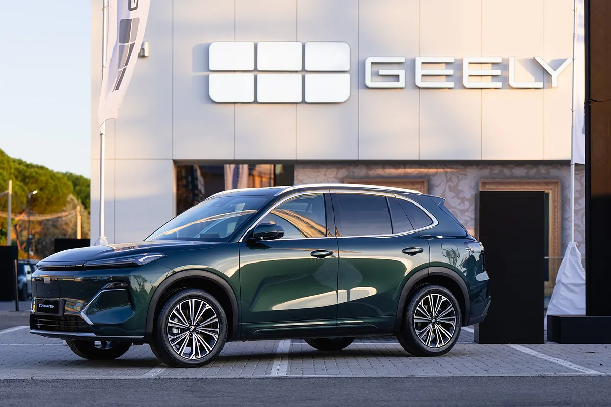 SUV Geely en concesionario con logo de la marca visible
