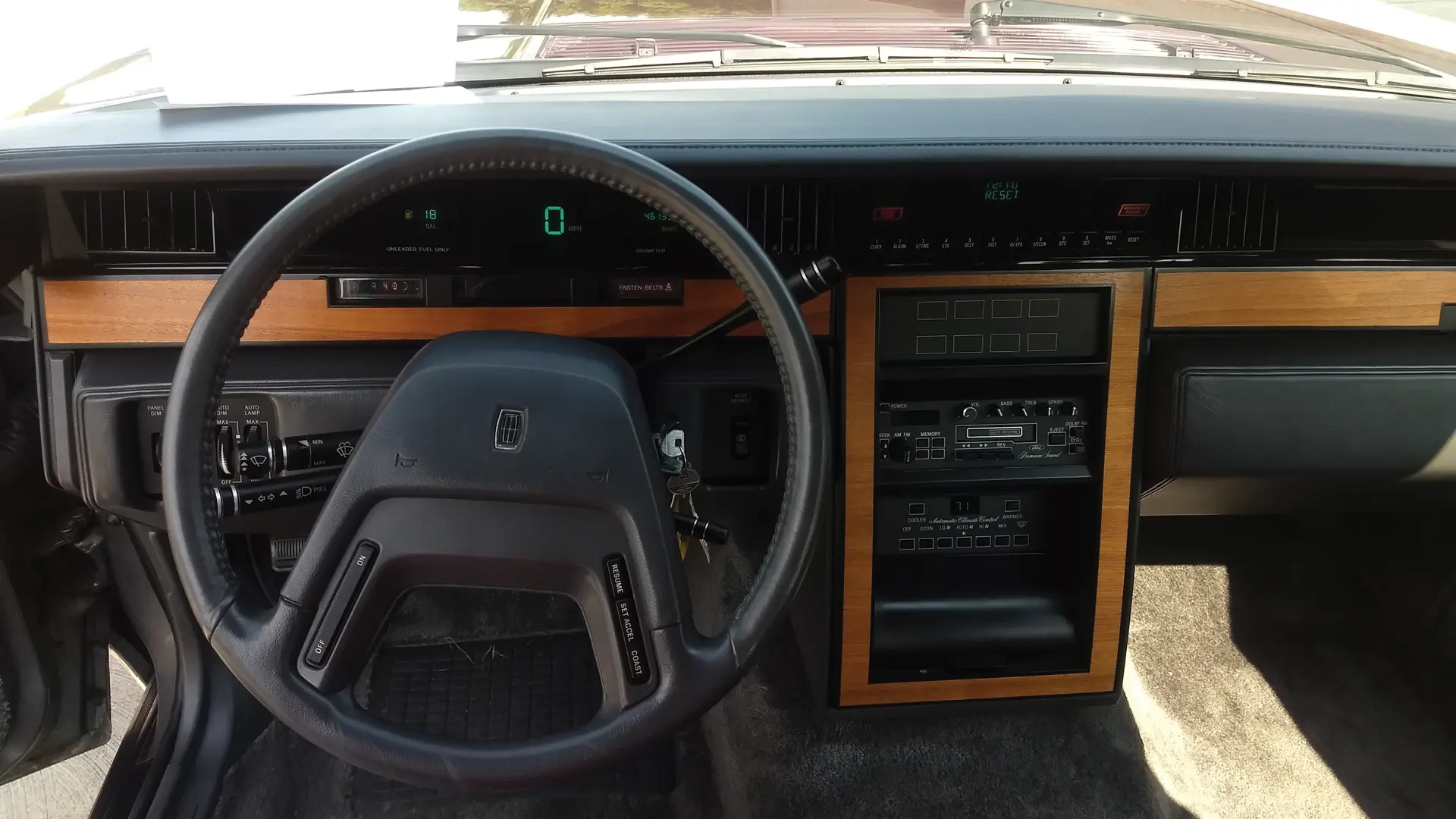 Interior del Lincoln Continental Valentino Edition con detalles de lujo