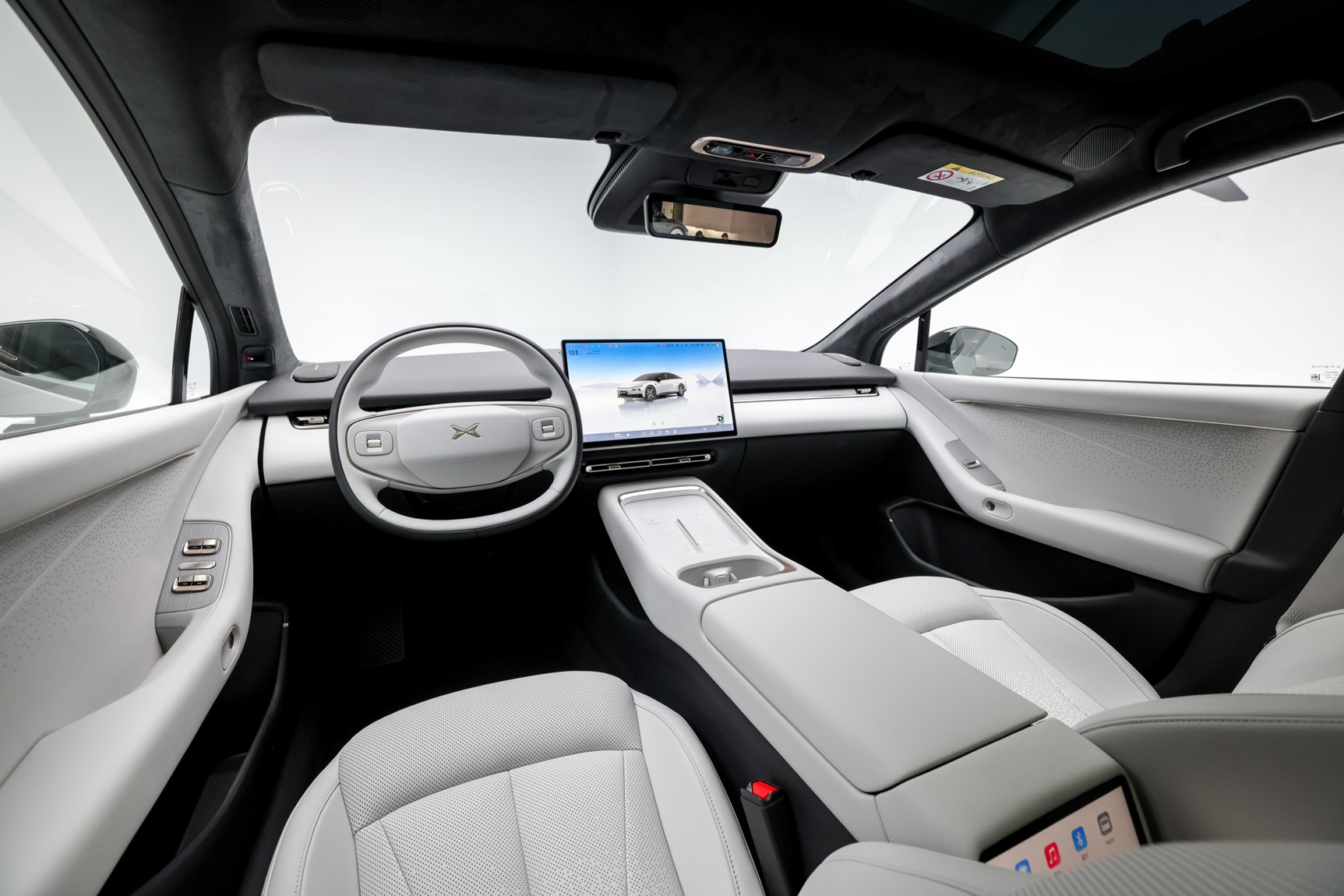 Interior del XPENG P7+ con diseño moderno y tecnología avanzada