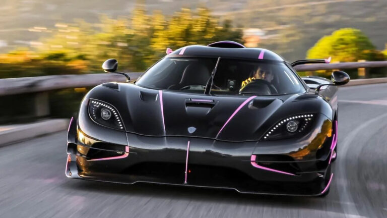 Koenigsegg Agera One:1 en movimiento por carretera