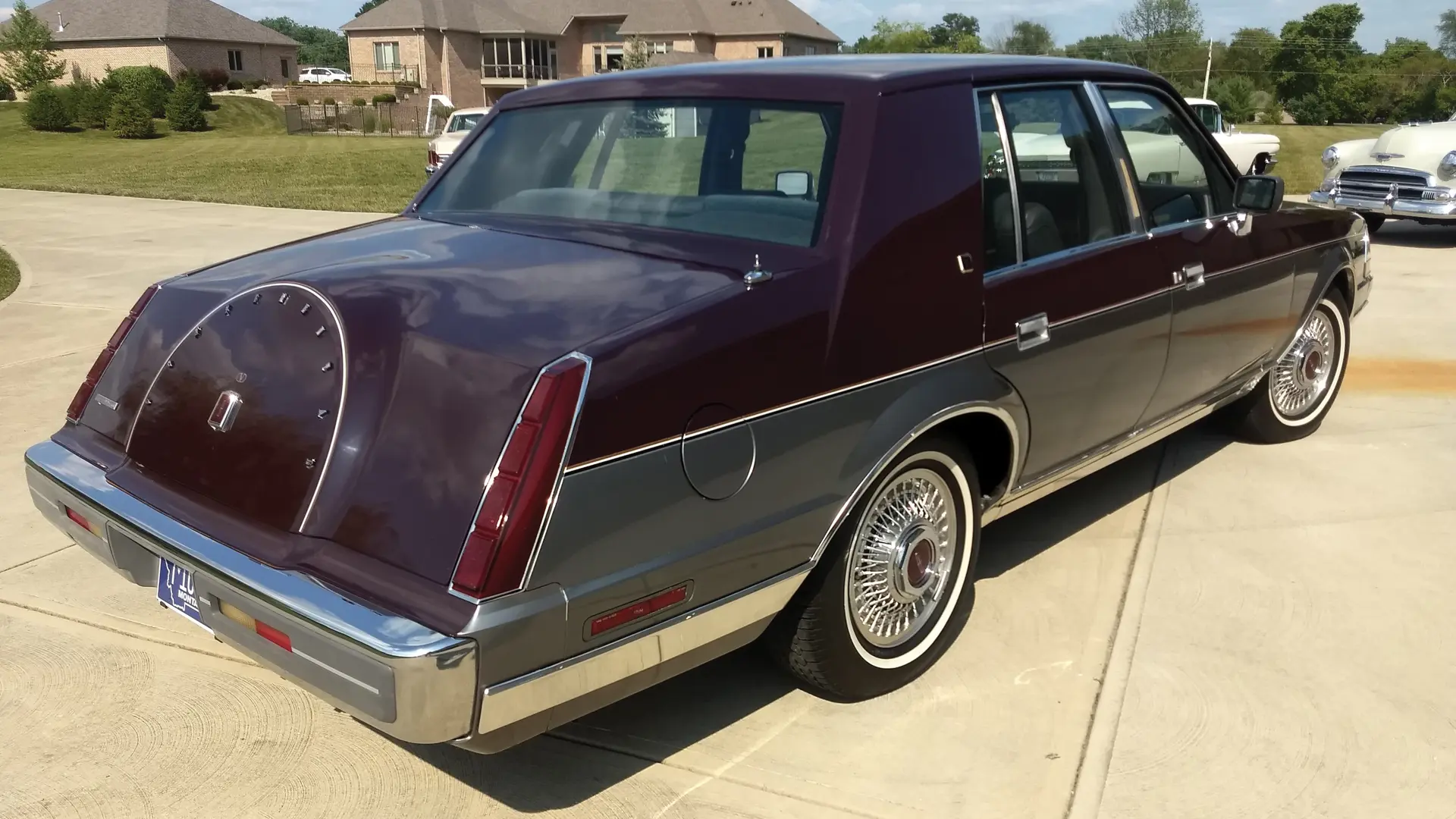 Vista trasera del Lincoln Continental Valentino Edition en color burdeos y gris.