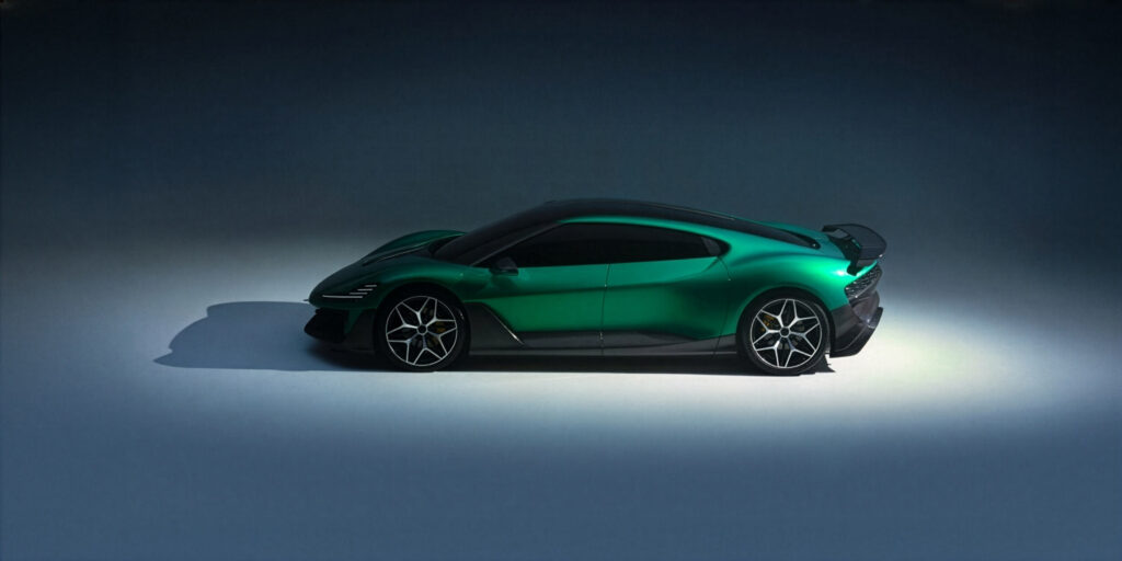 Vista lateral del hiperdeportivo Nebula Next en un fondo oscuro