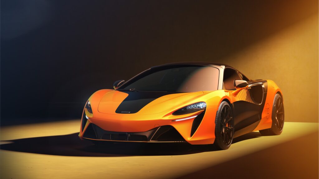 McLaren Artura Spider MCL39 Championship Edition en color naranja y negro