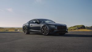 Vista lateral del Bentley Continental GT S en un paisaje natural