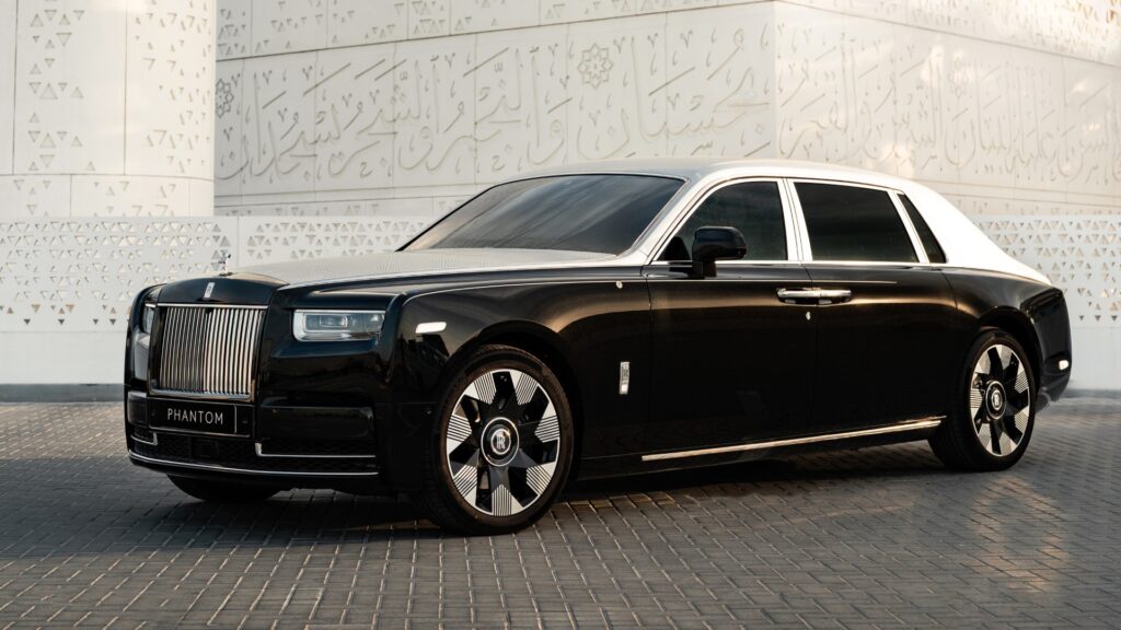 Rolls-Royce Phantom Arabesque en un entorno arquitectónico de Oriente Medio