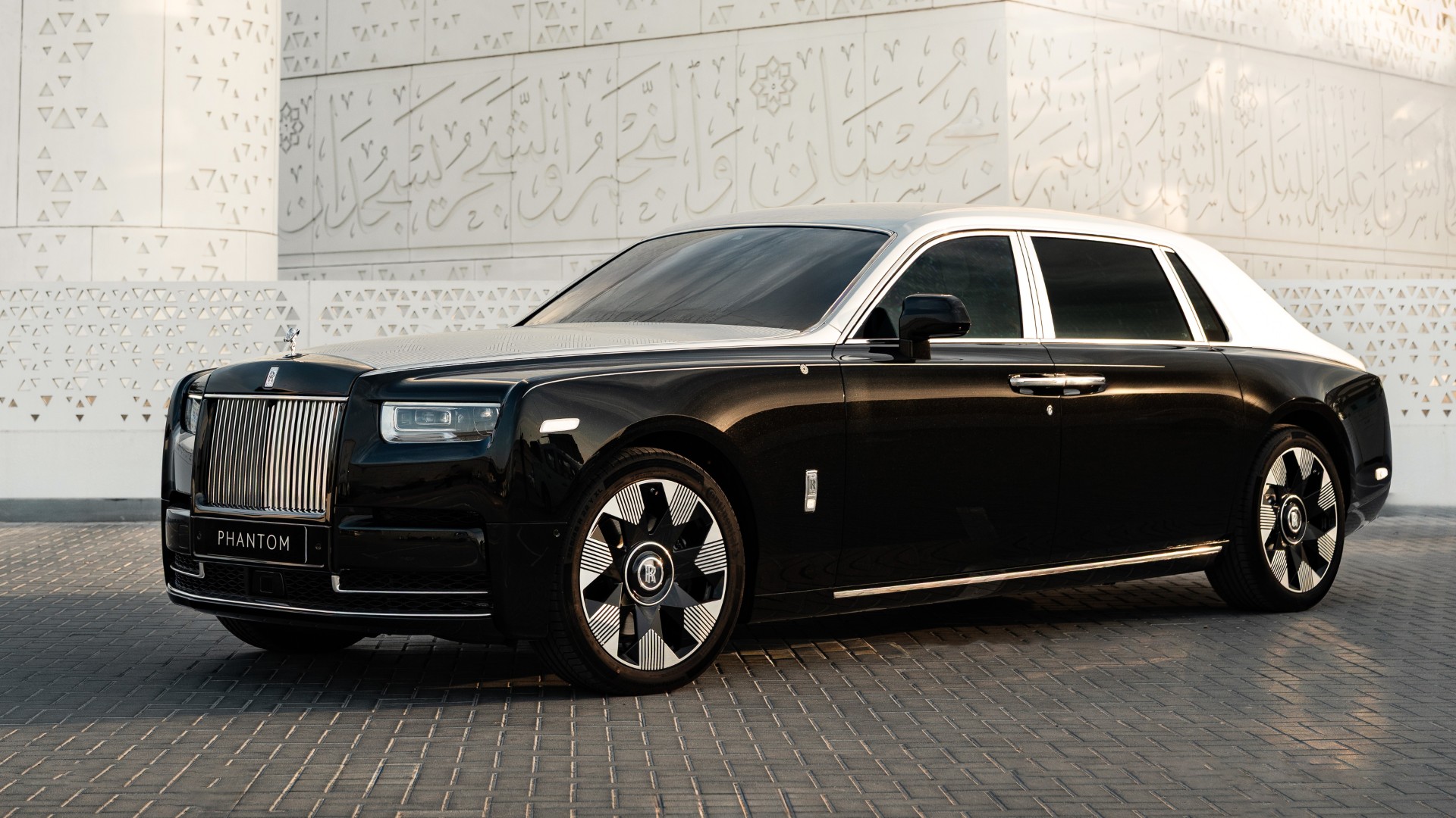 Rolls-Royce Phantom Arabesque en un entorno arquitectónico de Oriente Medio