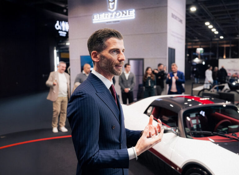Andrea Mocellin presentando el Bertone Runabout en París