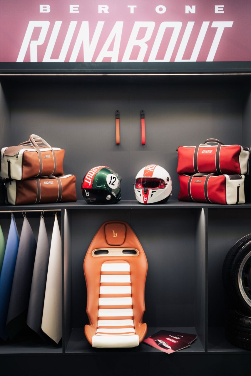 Exhibición del Bertone Runabout con accesorios y un asiento destacado