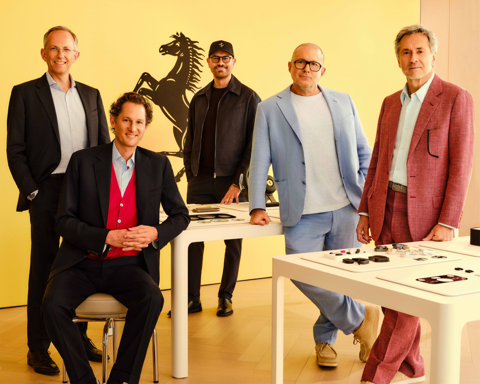De izquierda a derecha: Benedetto Vigna, John Elkann, Flavio Manzoni, Jony Ive y Marc Newson