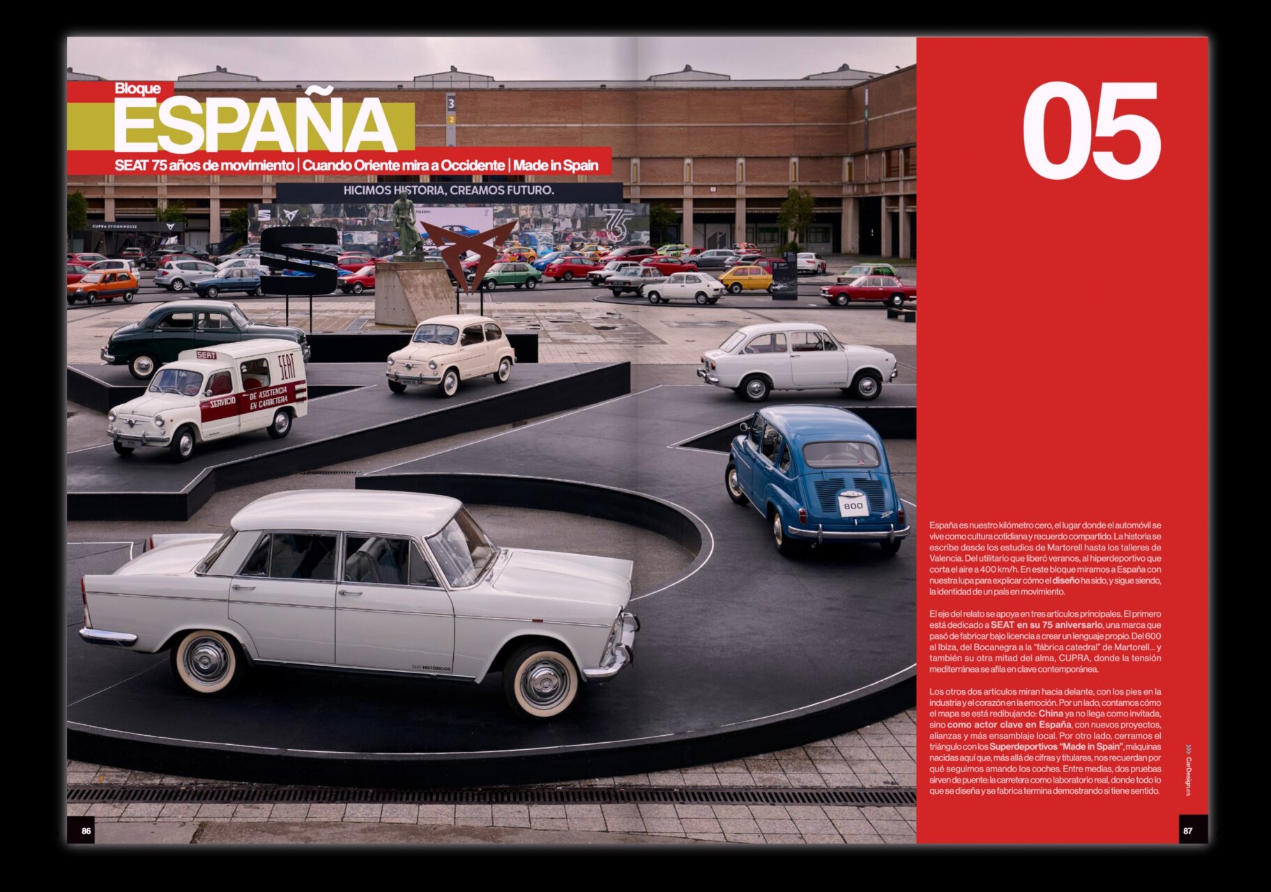 Exposición de coches históricos en un evento automovilístico en España.