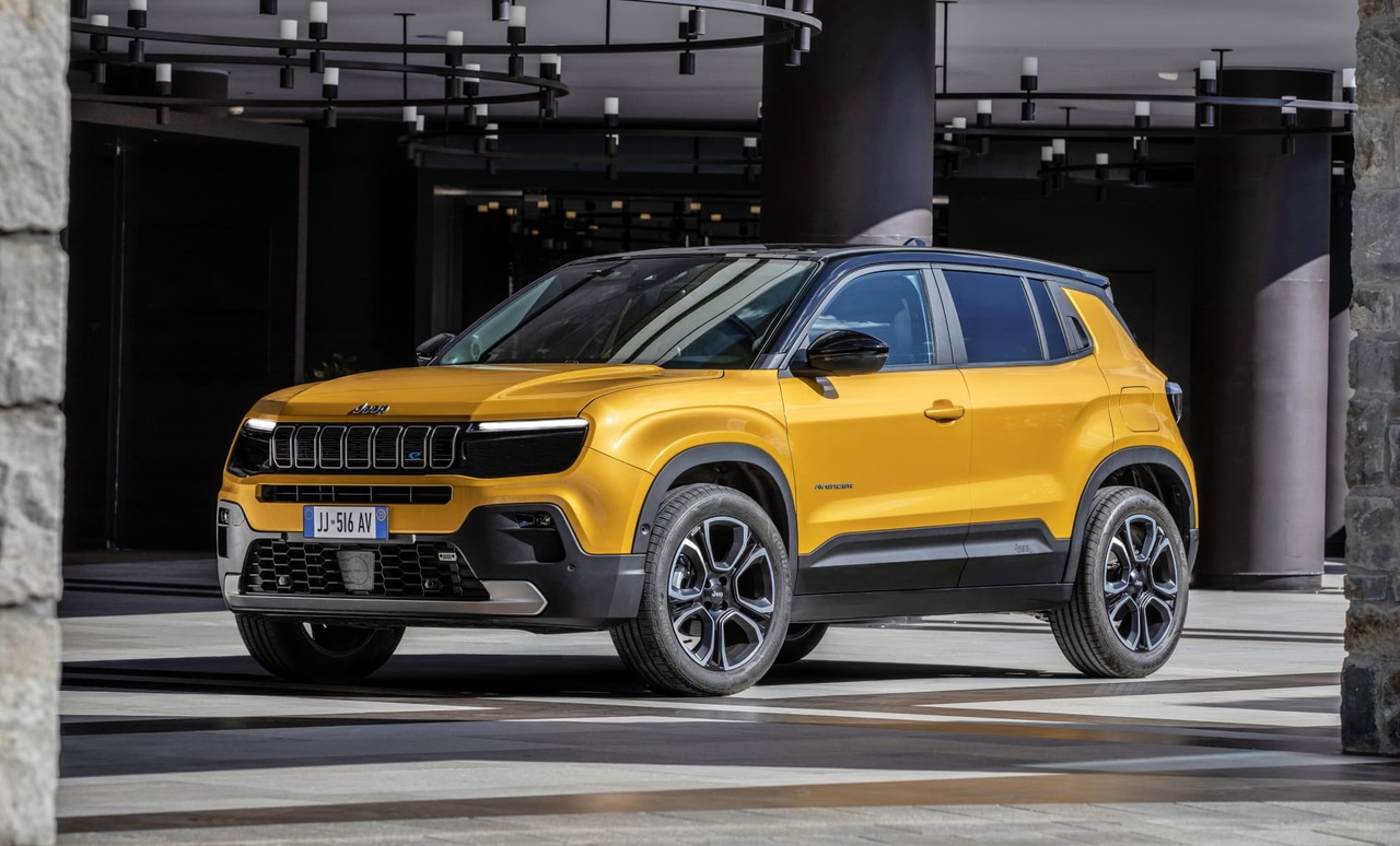 Jeep Avenger 2026 en un entorno urbano moderno