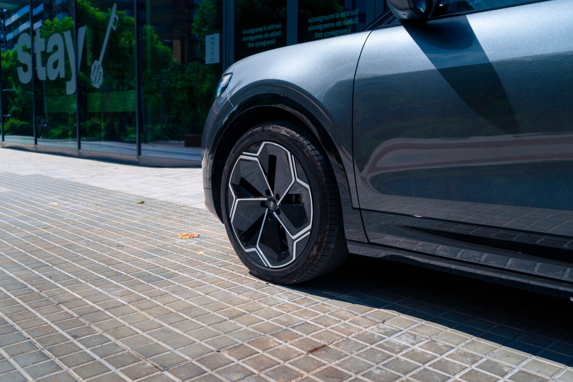 Vista lateral del nuevo Ford Capri eléctrico con llantas modernas