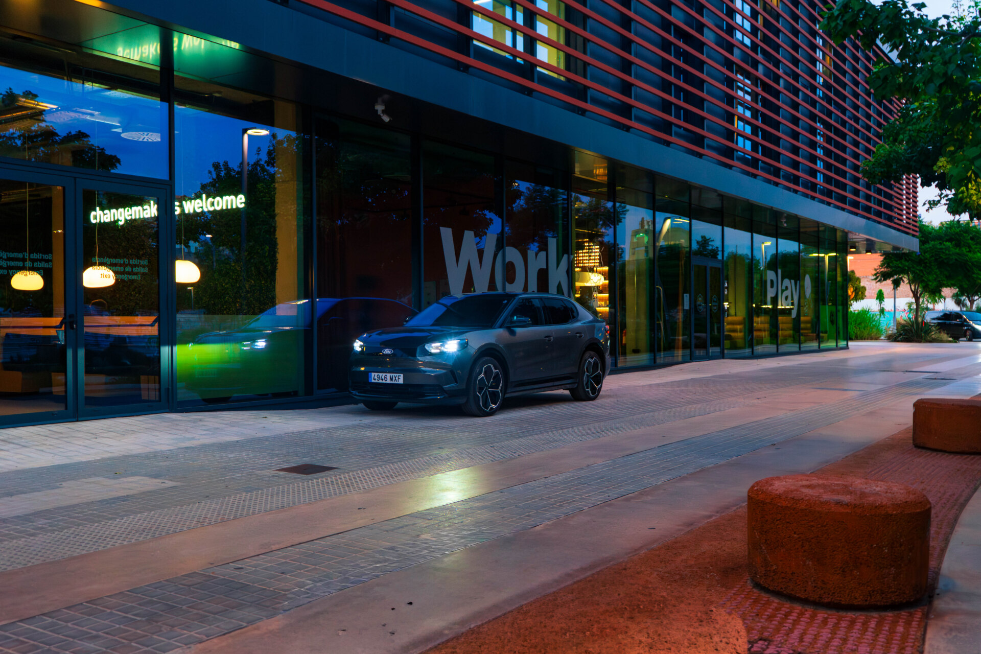 Ford Capri eléctrico estacionado frente a un edificio moderno