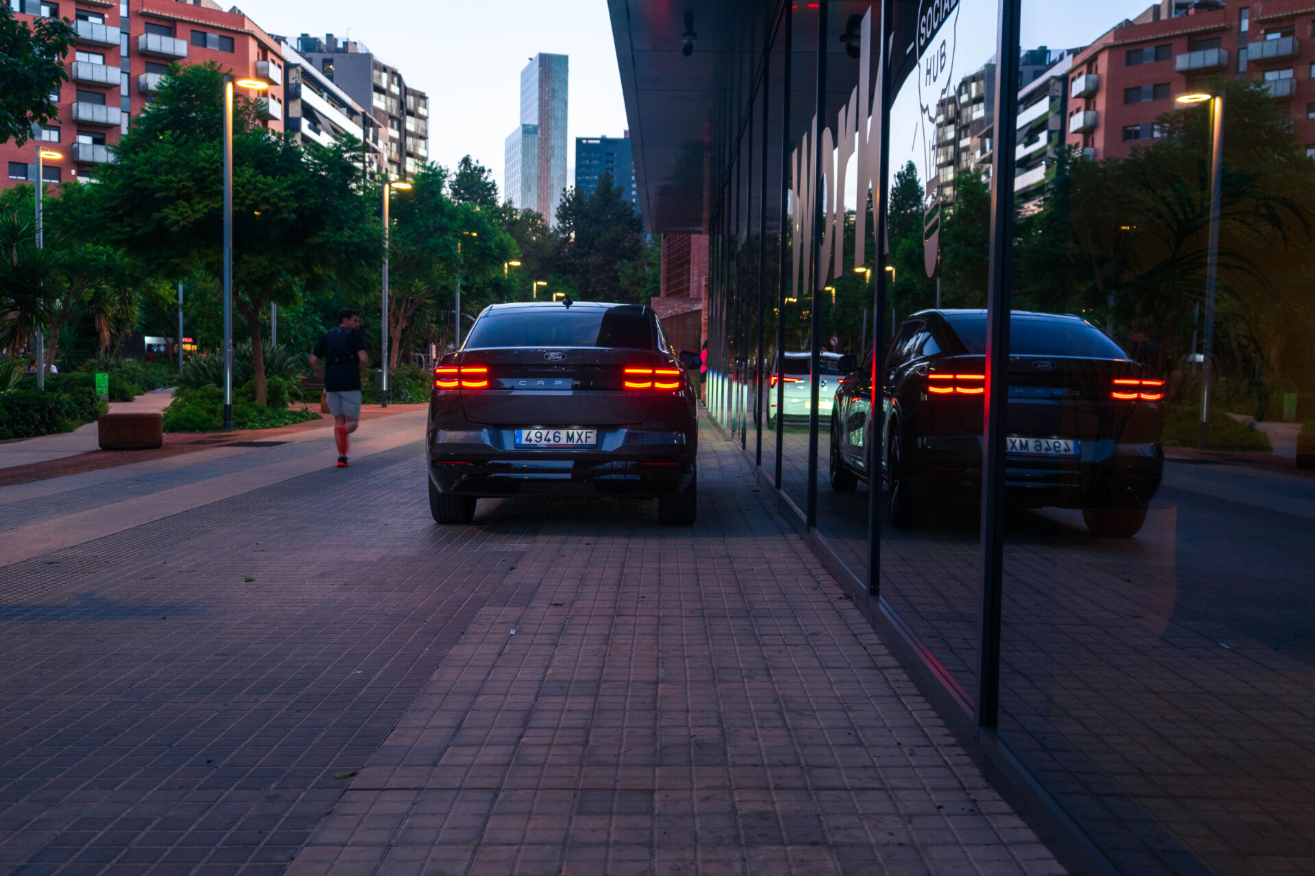 Vista trasera del Ford Capri eléctrico en un entorno urbano