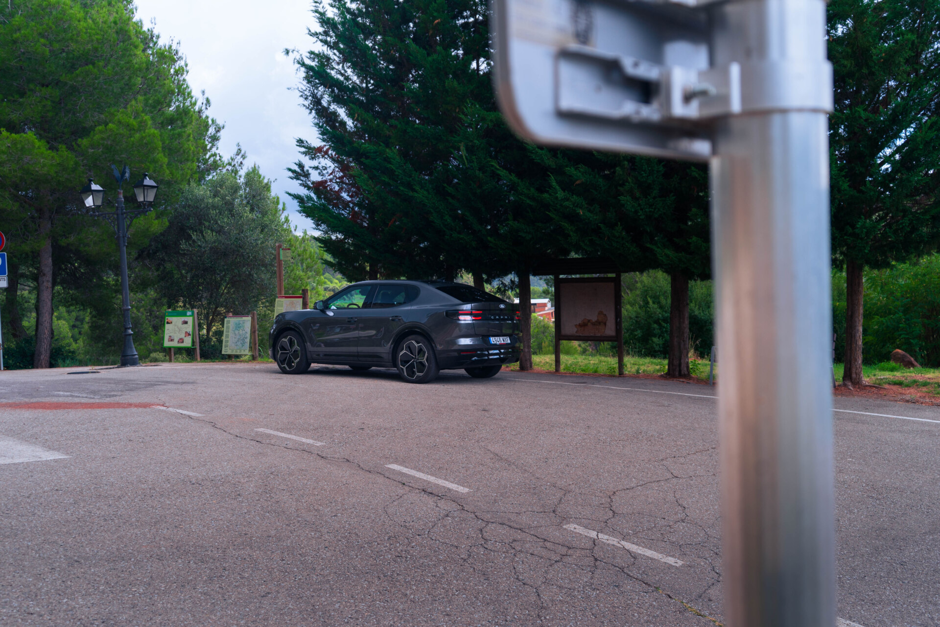 Ford Capri SUV eléctrico estacionado en un entorno natural con árboles