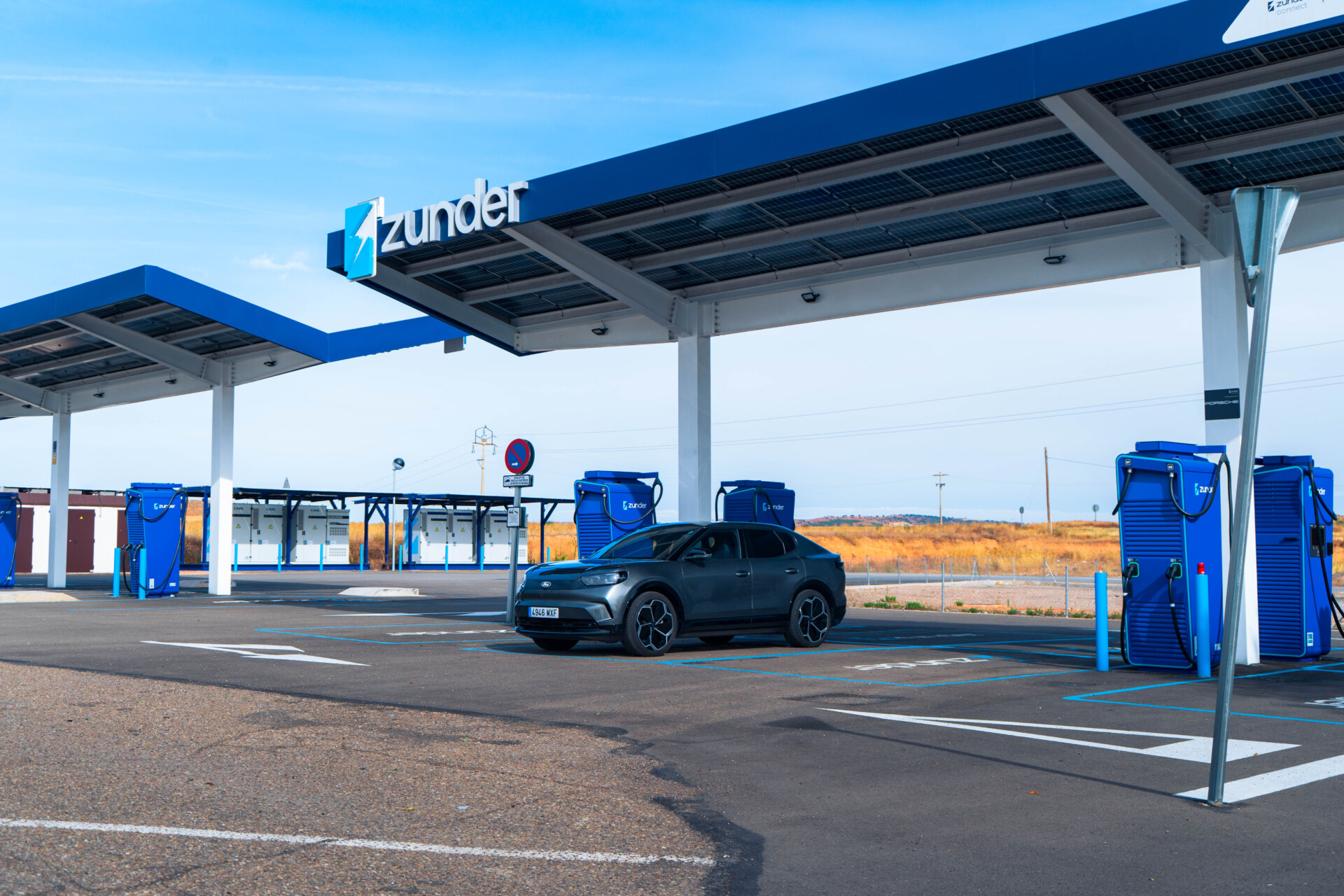 Ford Capri eléctrico en estación de carga Zunder