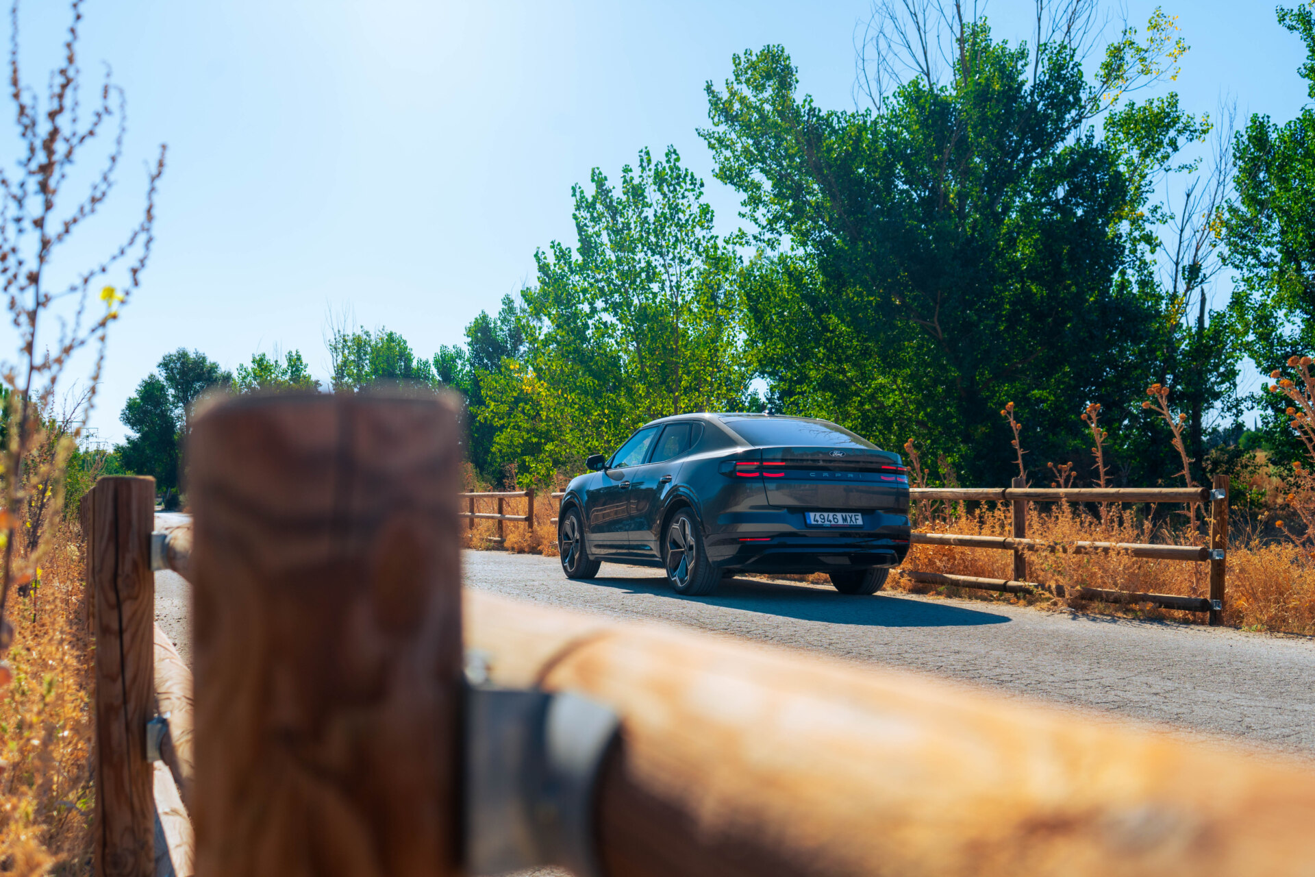 Ford Capri eléctrico en un camino rodeado de árboles