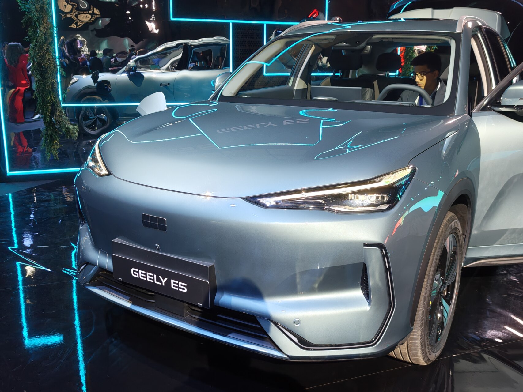 Vista frontal del Geely E5 en la presentación en Madrid