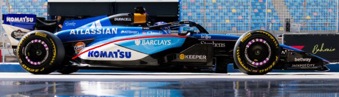 Vista lateral del monoplaza Williams FW48 en pista