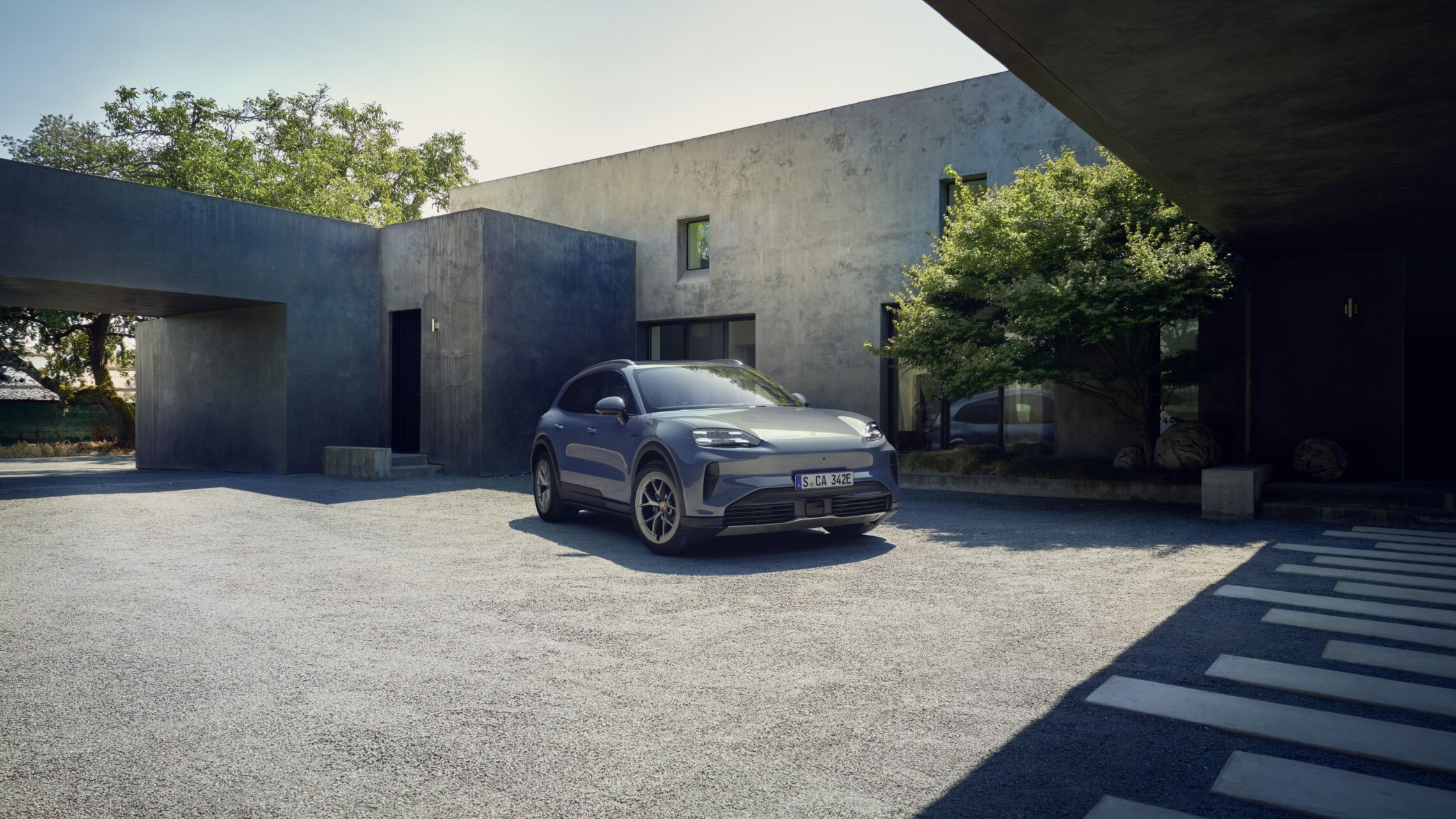 Porsche Cayenne S Electric en un entorno moderno y minimalista