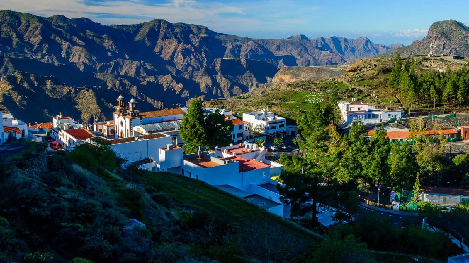 Vista panorámica del pueblo de Artenara en Gran Canaria con montañas al fondo.