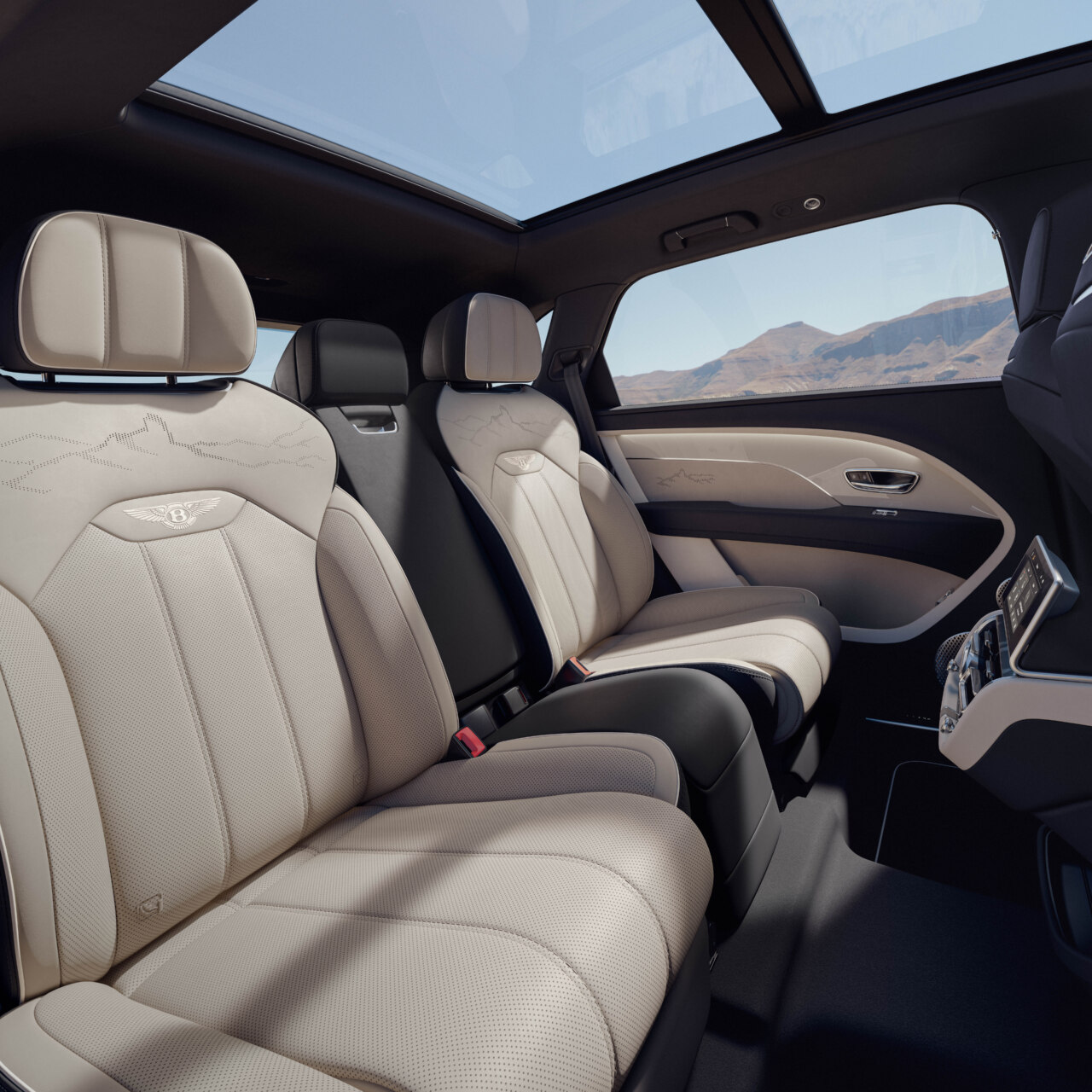 Interior del Bentley Bentayga Artenara con asientos de cuero claro y detalles elegantes.