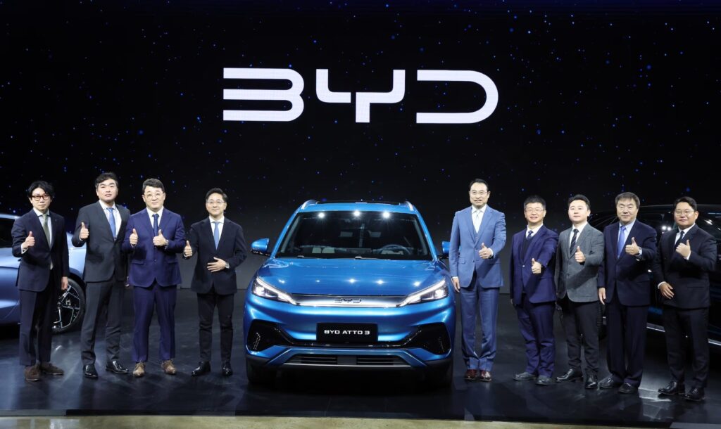 Presentación de BYD con su modelo Atto 3 y ejecutivos en un evento