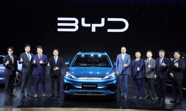 Presentación de BYD con su modelo Atto 3 y ejecutivos en un evento