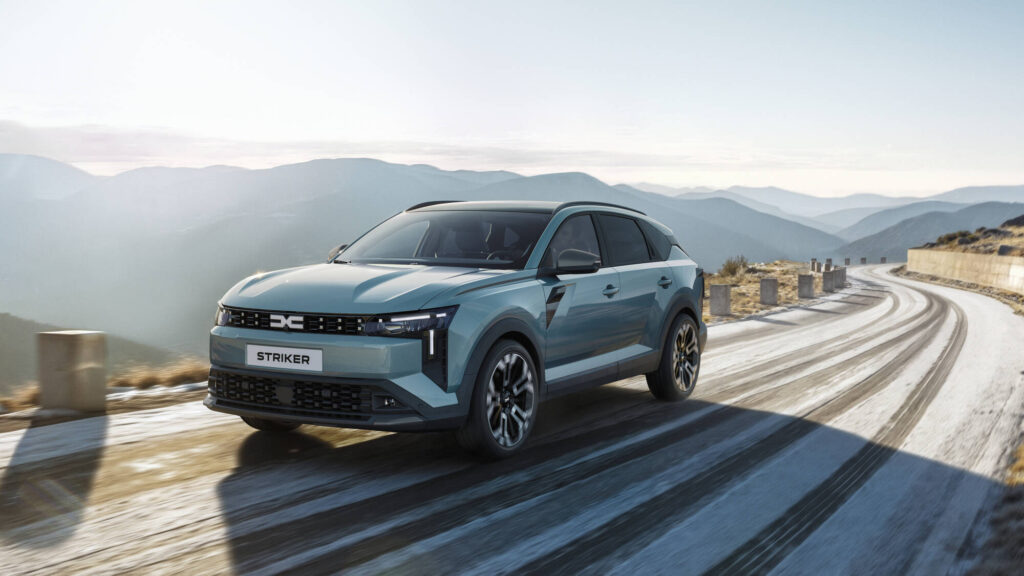 Dacia Striker en una carretera montañosa con paisaje de fondo