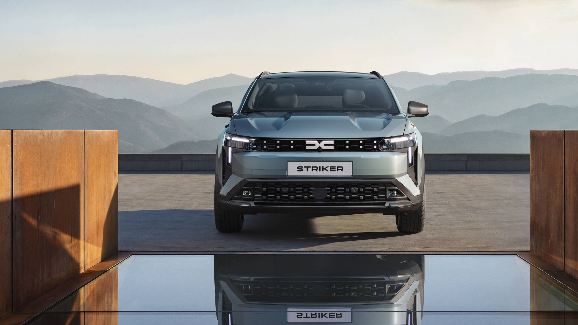 Vista frontal del Dacia Striker en un entorno moderno