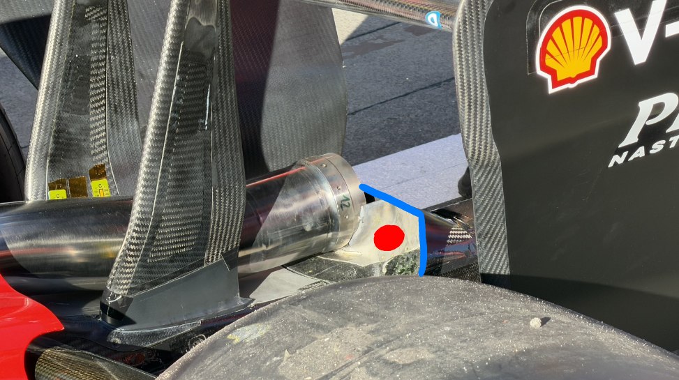 Detalle ingenioso en la salida del tubo de escape del SF-26