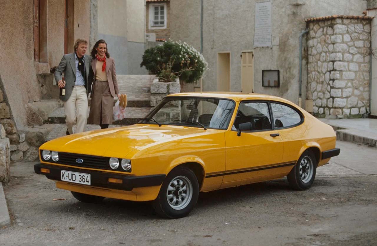 Ford Capri delante de los dueños en los años 80
