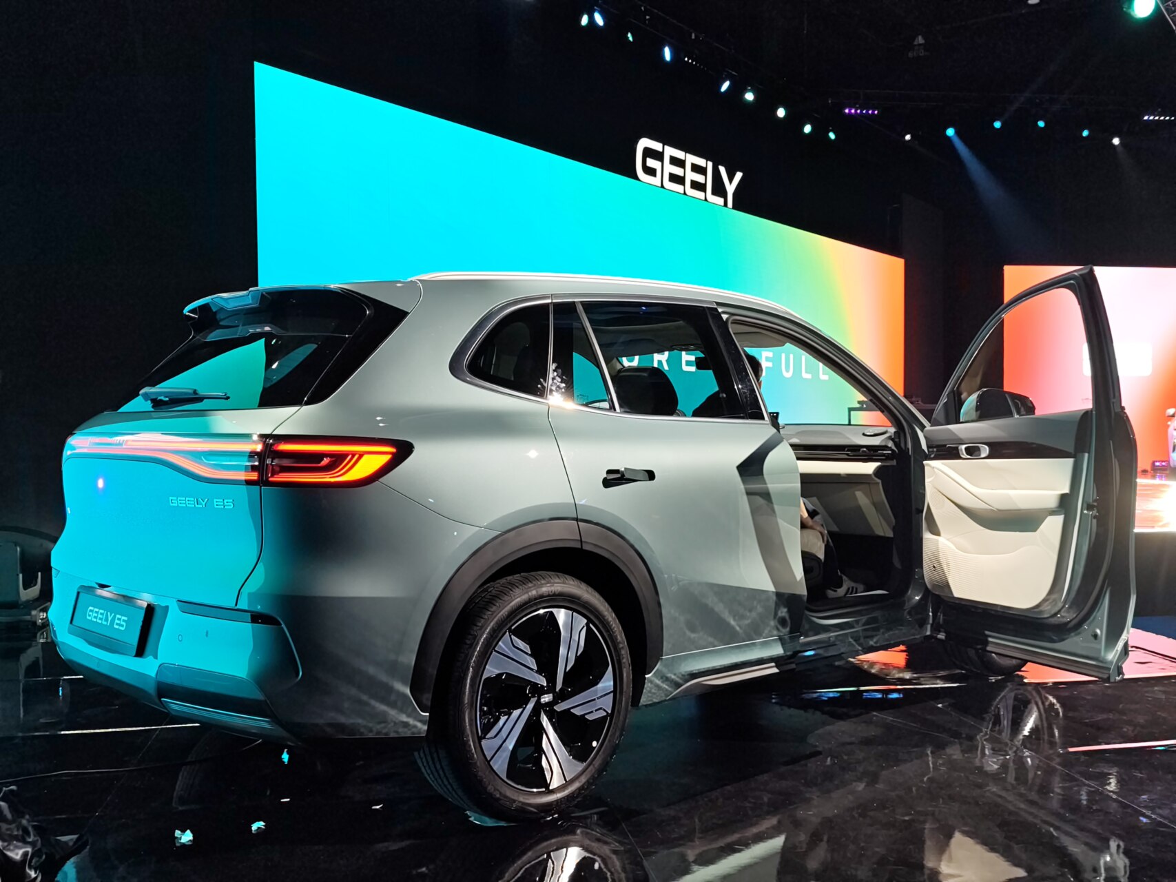 Vista lateral del Geely E5 en su presentación en Madrid