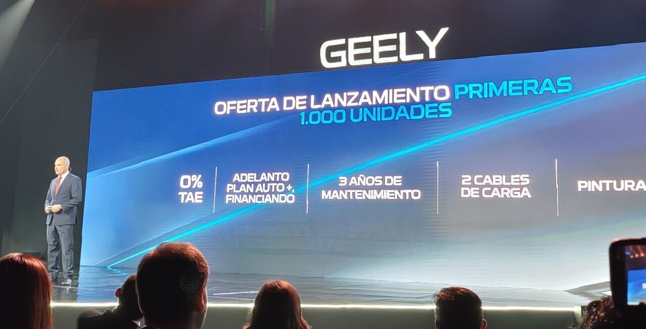 Presentación de Geely en España con luces y un ponente en el escenario