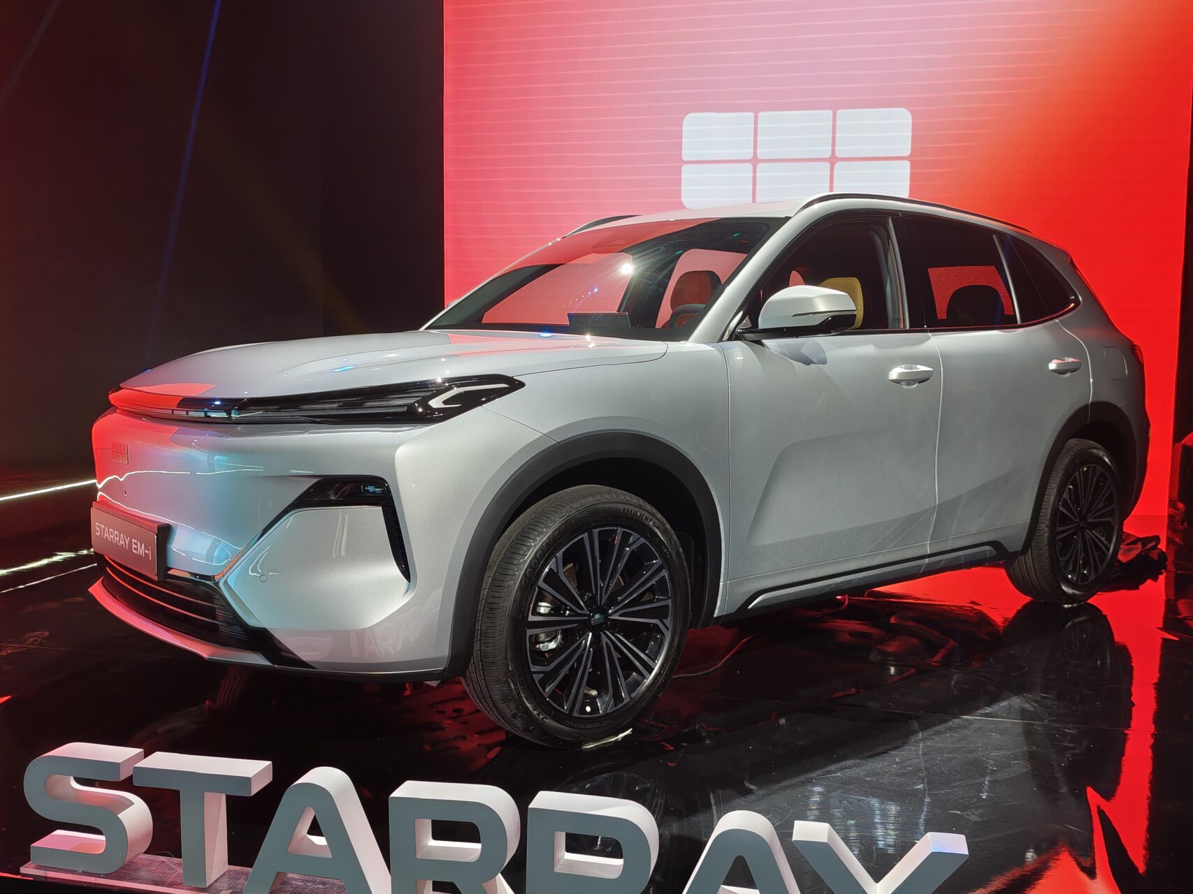 Geely Starray EM-i en presentación con fondo iluminado
