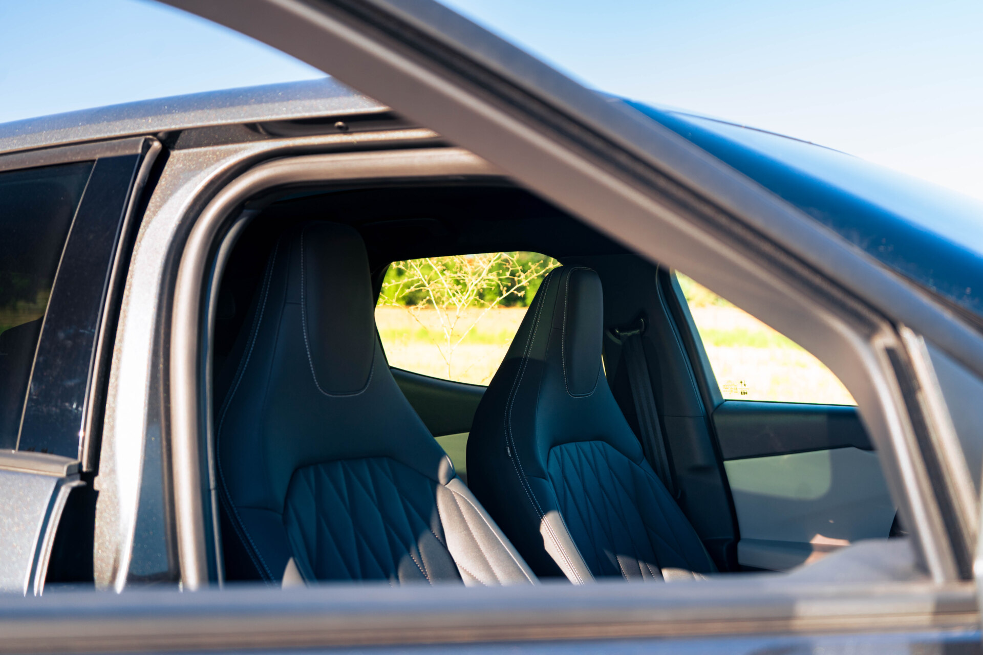 Vista del interior del Ford Capri mostrando los asientos deportivos