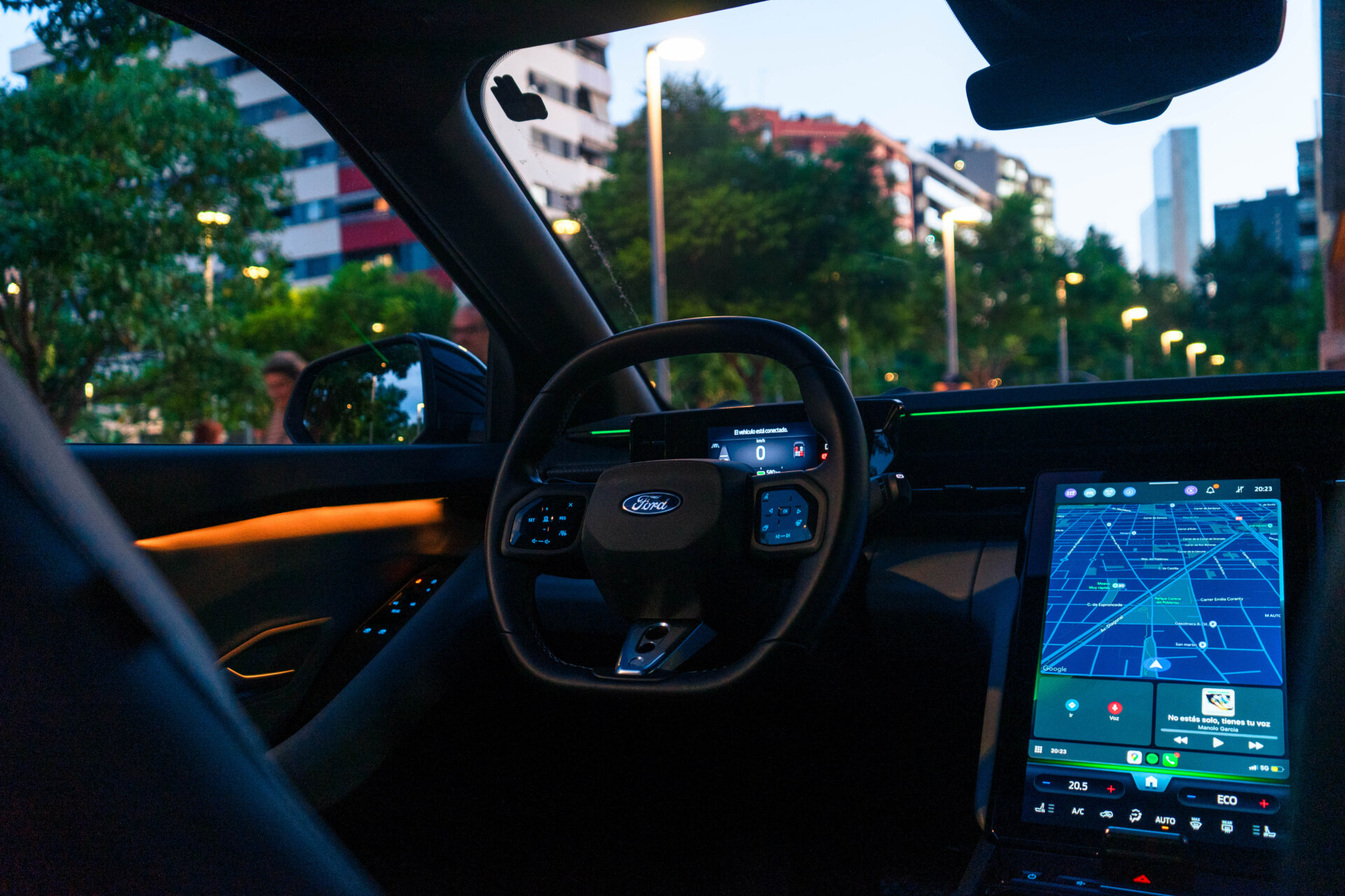 Interior del Ford Capri eléctrico con pantalla digital y volante