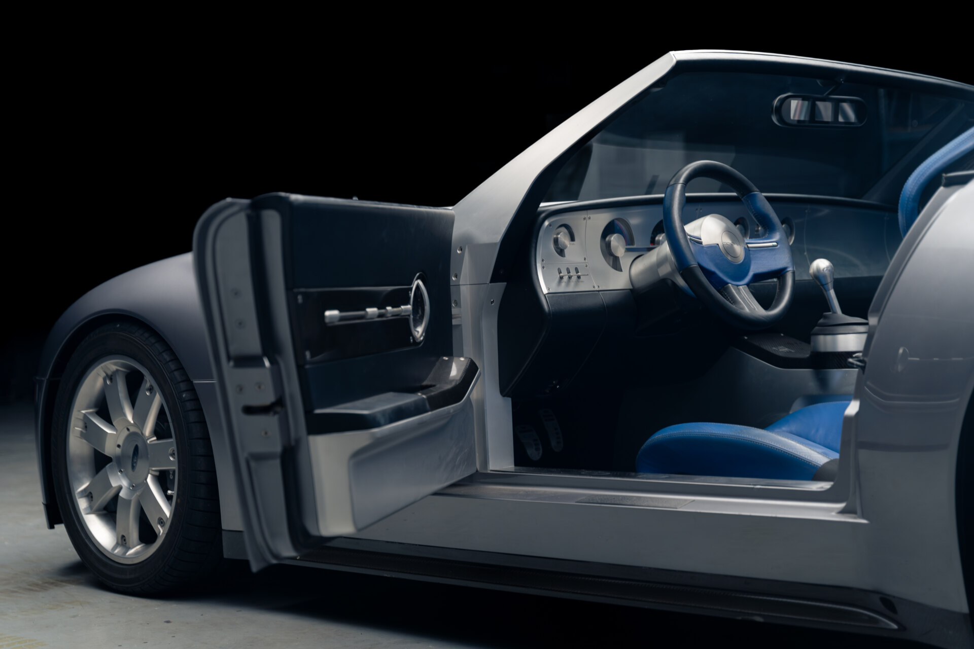 Interior del Shelby Cobra Concept 2004 con detalles en azul