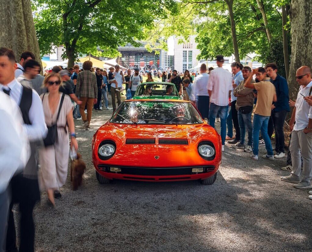 Lamborghini Miura en el Concorso d'Eleganza Villa d'Este rodeado de gente