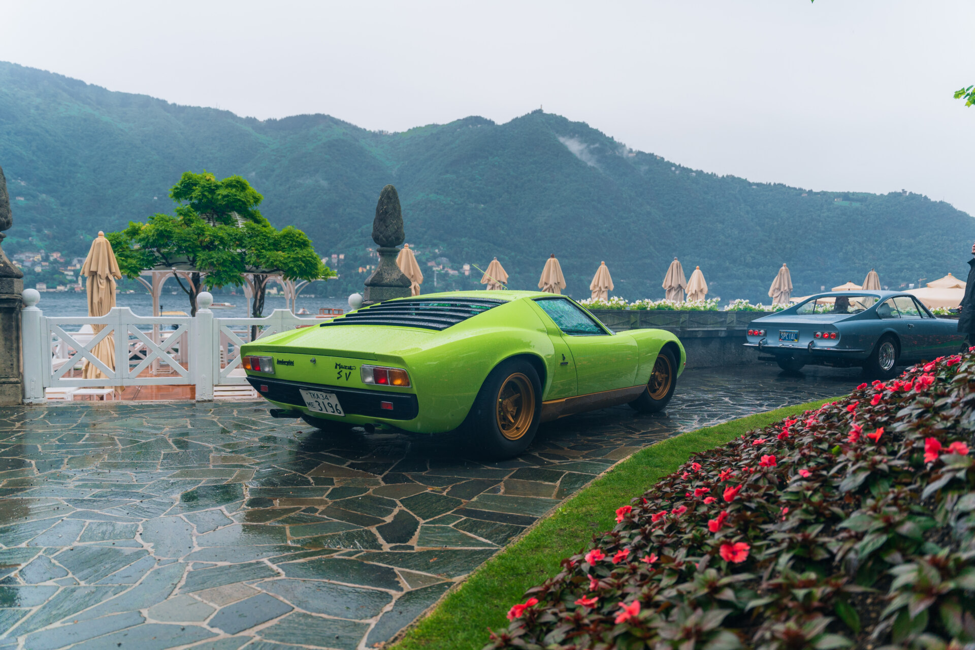 Lamborghini Miura SV en Lago di Como con montañas de fondo