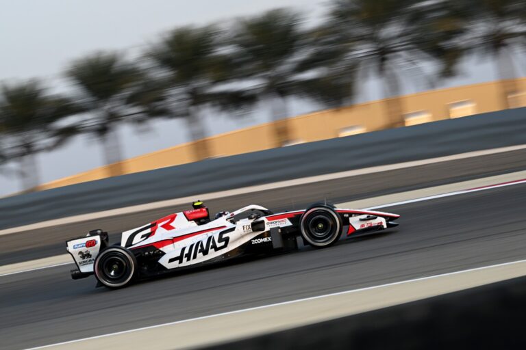 Monoplaza Haas en movimiento en un circuito de carreras