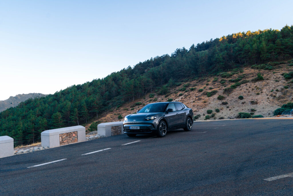 Ford Capri eléctrico en un paisaje montañoso con árboles