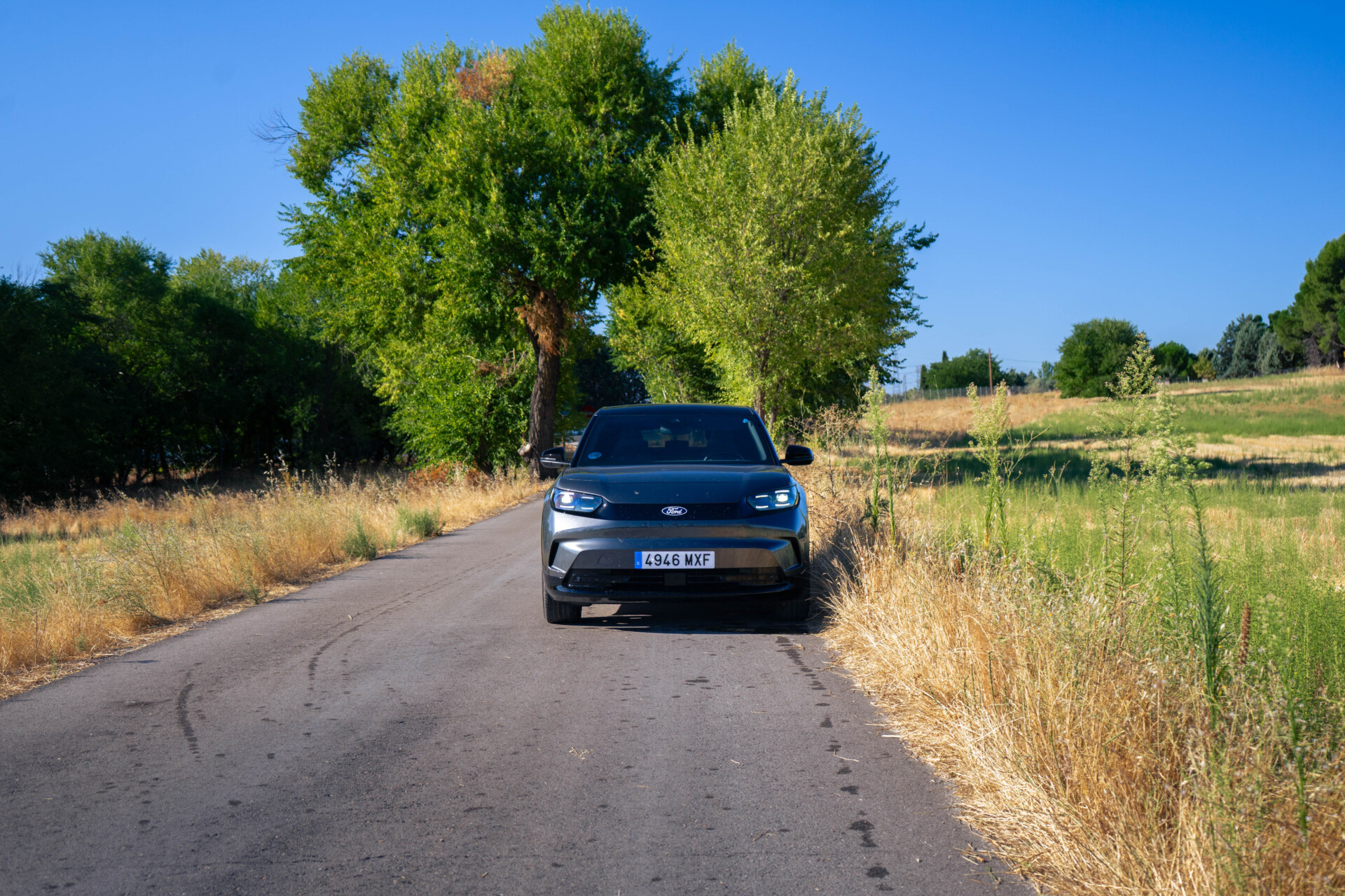 Ford Capri eléctrico en un camino rural rodeado de árboles