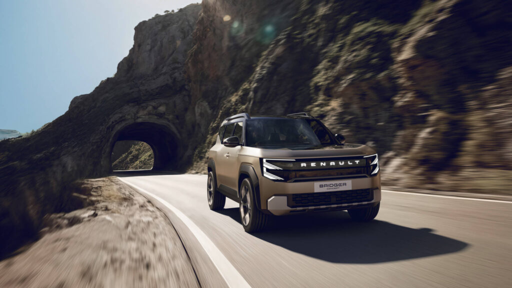 Renault Bridger Concept circulando por una carretera montañosa