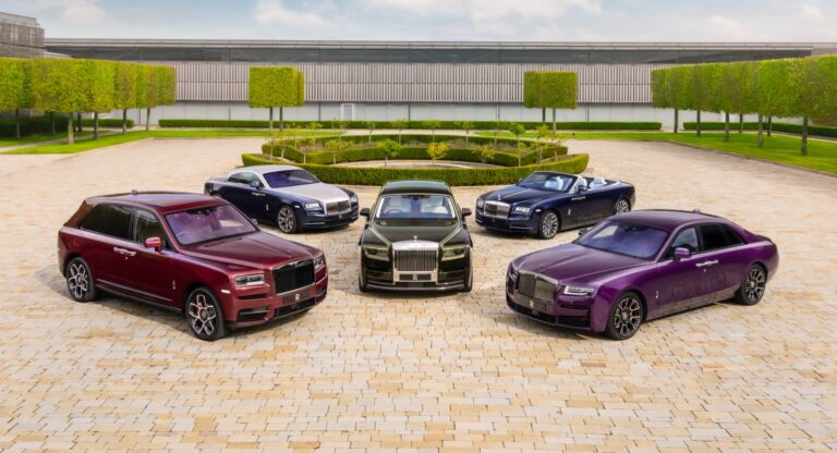 Varias versiones de automóviles Rolls-Royce en un entorno elegante.